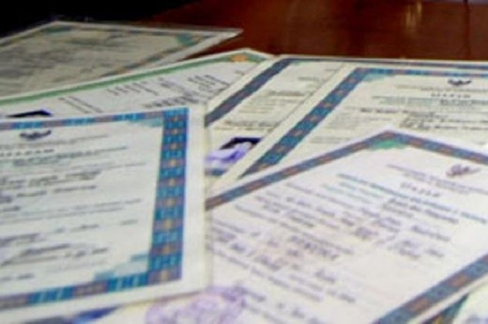 perbedaan ijazah asli dan palsu